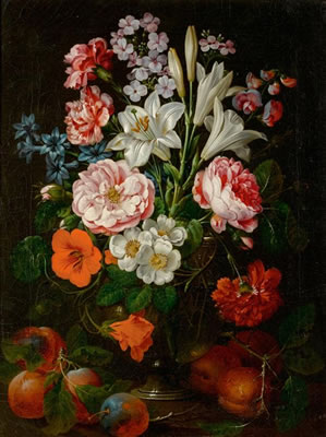 Blumenstilleben in einer Glasvase mit Früchten.