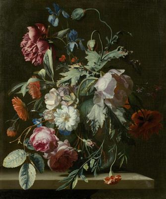 Rosen, Mohnblumen, Iriden und andere Blumen in einer Vase auf einer Steinplatte.