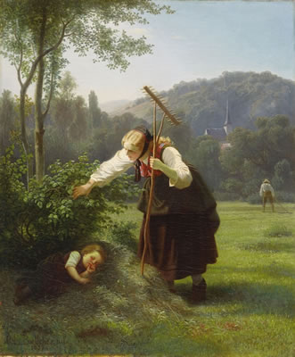 JUNGE BÄUERIN BEI DER HEUERNTE MIT IHREM SCHLAFENDEN KIND