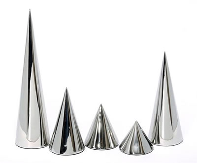 Familia de Bibelots CONOS (5) by Diego Matthai - Auction record, sale price, and art valuation. Compare with similar artists and explore comparable artworks.