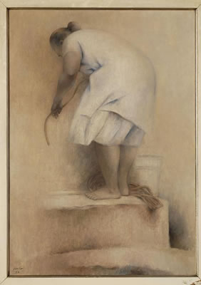 Mujer sacando agua