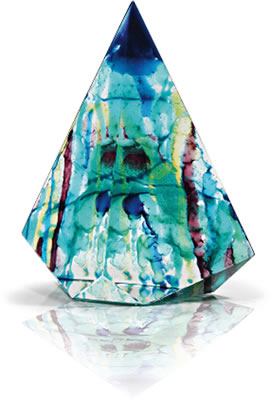 Sculpture en pâte de verre de forme triangulaire, à décor polychrome
