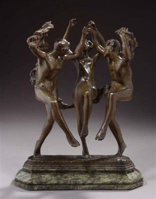 Sculpture en bronze à patine brune représentant deux hommes et une femme dansant, reliés par une guirlande de grappes et de feuilles de vigne