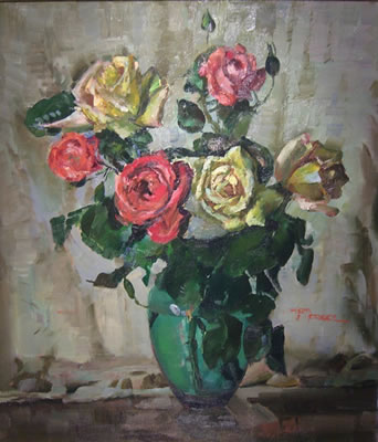 Blumenstrauß mit gelben und roten Rosen in grüner Vase