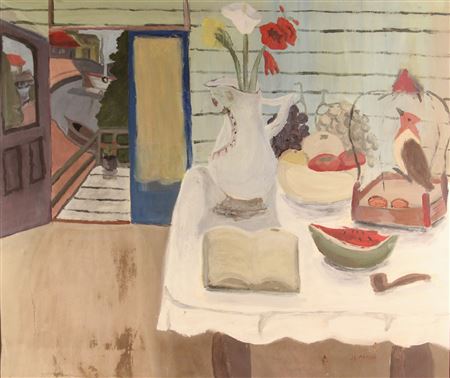 "MESA CON ELEMENTOS JUNTO A UN BALCON"