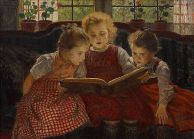 Märchenstunde. Drei kleine, auf einem Sofa vor dem Fenster sitzende Mädchen studieren aufmerksam ein Märchenbuch.
