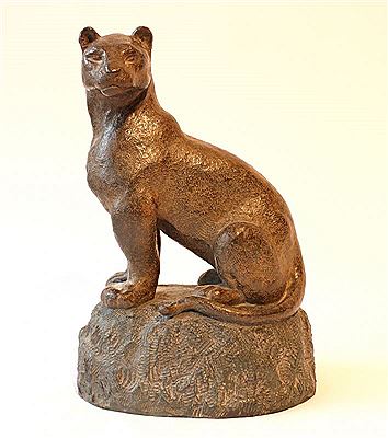 Lionne au rocher