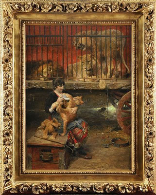 Dompteuse nourrissant les lionceaux devant la cage aux fauves