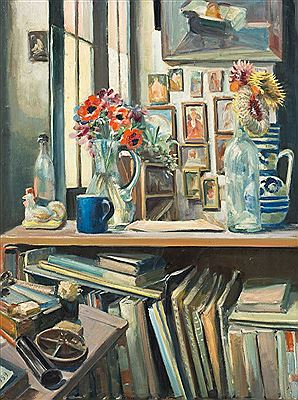 Bibliothèque et bouquet, de fleurs dans l'atelier