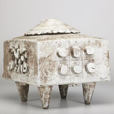 Footed earthenware vessel