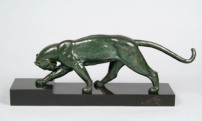 Lionne marchant