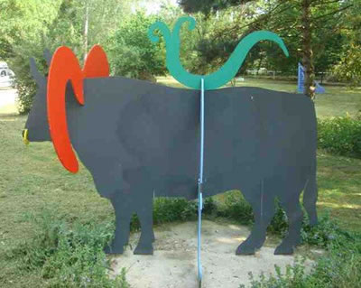 Taureau Sculpture en métal découpé et peint