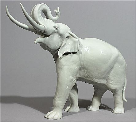 Elefant mit erhobenem Rüssel