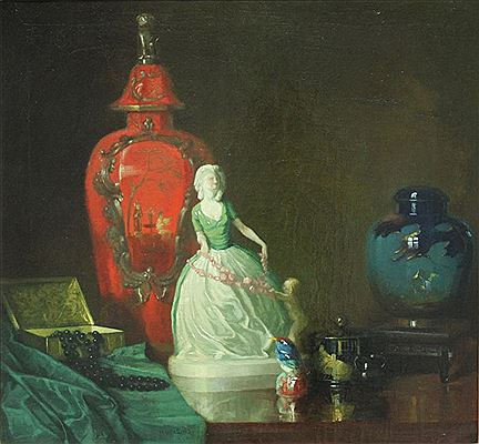 Stillleben mit Berliner Rotlackvase (Chinoiserie-Dekor, um 1830), Eisvogel der KPM, Vasen und Figur einer galanten Dame mit an Girlande ziehendem Putto