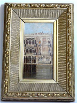 Die Fassade des Palazzo Ca d'Oro in Venedig, vom Canale Grande aus gesehen. Vor dem Palast ein Gondiliere.