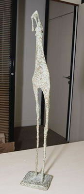Figure debout bras levés