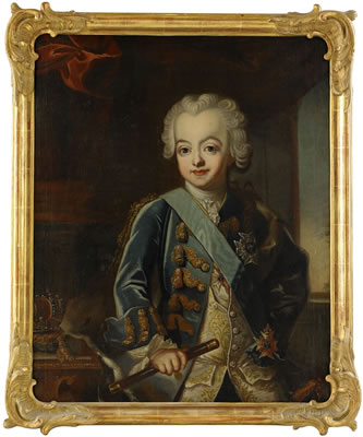 Porträtt av den unge kronprins Gustav (1746-1792) klädd i blå rock, guldbroderad väst samt hermelinbrämad mantel behängd med Serafimerordens band och kraschan samt Svärdsorden, i vänstra handen en kommandostav - stående höftbild