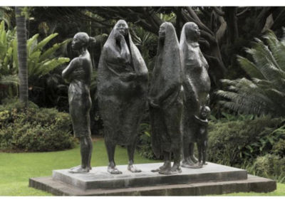 GRUPO DE CUATRO MUJERES DE PIE