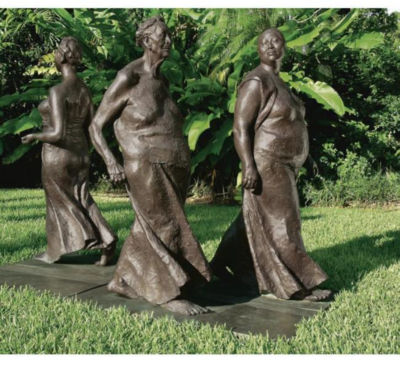 TRES MUJERES CAMINANDO
