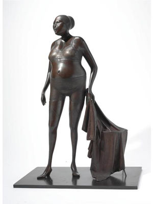 MUJER DE PIE