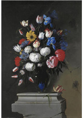 NATURA MORTA CON TULIPANI, IRIS, GIRASOLE, PEONIE, ANEMONI E ALTRI FIORI IN UN VASO DI VETRO, SU UNA BASE DI PIETRA