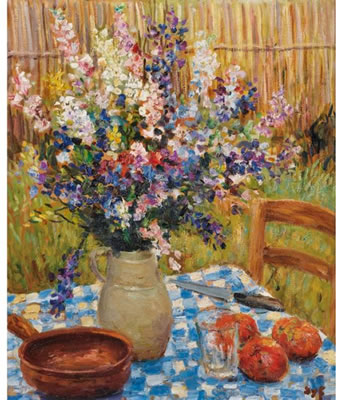 Vase de fleurs et oranges sur une nappe à carreaux