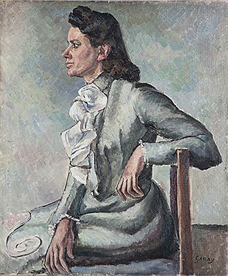 MUJER CON VESTIDO GRIS
