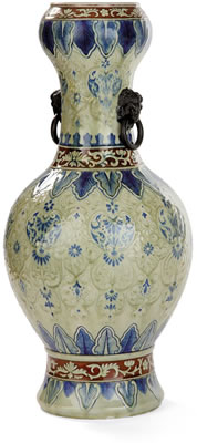 Grand vase balustre en faïence d'inspiration chinoise