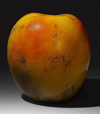 Skulptur i form av äpple by Hans Hedberg - Auction record, sale price, and art valuation. Compare with similar artists and explore comparable artworks.