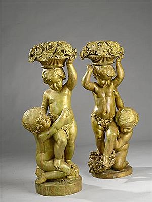 Deux putti tenant un panier de fleurs et fruits (2)
