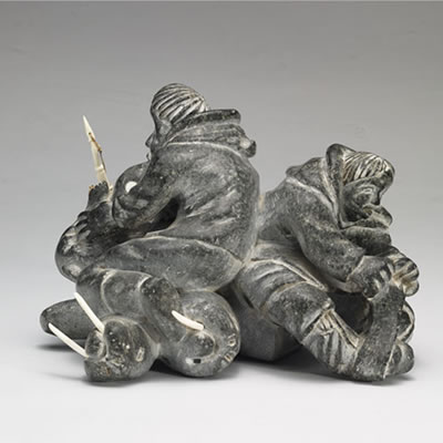HUNTERS STRUGGLING WITH WALRUS