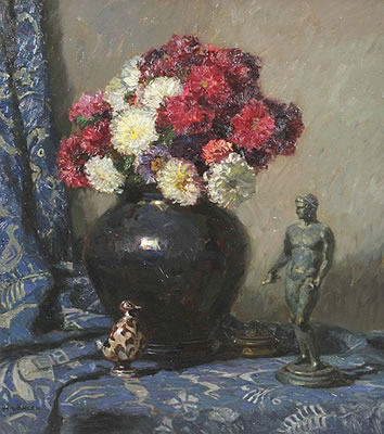 Stilleben. Schwarze Vase mit Astern