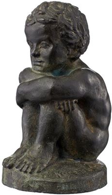 Kauernder Knabe