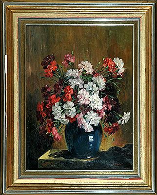 Bunter Nelkenstrauß in blauer Vase auf Tisch