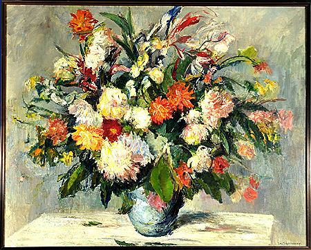 Bunter Blumenstrauß mit Dahlien in Vase auf Tisch