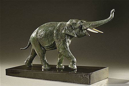 Sculpture chryséléphantine en bronze à patine verte et ivoire figurant un éléphant marchant
