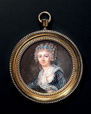 Portrait de femme en buste de trois-quarts vers la gauche presque de face, vêtue d'une robe de soie rayée grise et bleue, les épaules couvertes d'un fichu de linon blanc, la coiffure relevée retenue par un ruban de soie bleu ciel