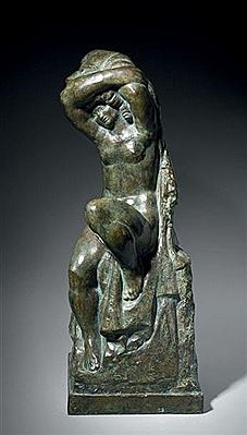 Femme assise aux bras levés