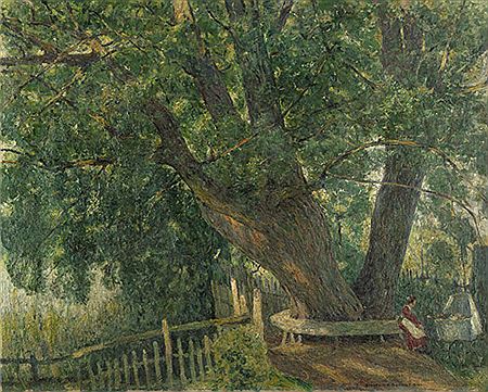 Frau mit Kinderwagen unter mächtigem Baum
