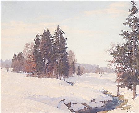 Winterlandschaft mit Bach und Nadelbäumen im Abendlicht