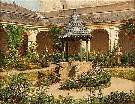 Brunnen in einem beblümten Innenhof mit Arkadenarchitektur