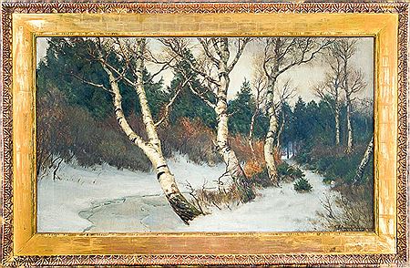 Winterabend. Verschneiter Weg mit Birkenstämmen an zugefrorenem Bach