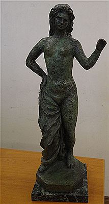 Femme nue partiellement drapée