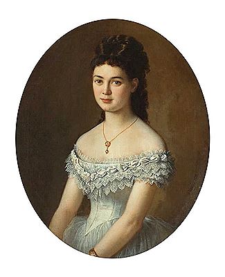 Portrait einer Dame. Im Dreiviertelportrait ist hier ein junges Mädchen mit einem kostbaren schulterfreien Kleid aus weißem Seidentaft mit aufwendigem Spitzenbesatz dargestellt. Ihr weißer Teint kontrastiert effektvoll mit den zarten roten Lippen und den