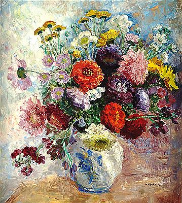 In einer blau bemalten Vase steckt ein spätsommerlicher Blumenstrauß, der überwiegend aus Pompondahlien besteht