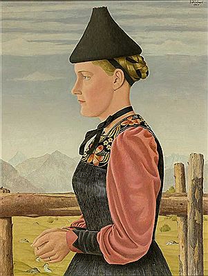 Portrait einer Allgäuerin in Tracht im Profil von links, vor einem Gatter, hinterfangen von den Allgäuer Alpen