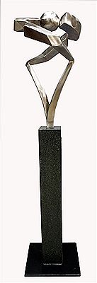 Große "Dreieck-Skulptur mit offener weicher Quadratform"
