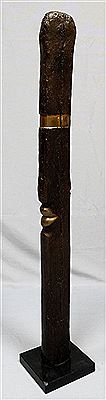 Große Kopfstele mit holzartiger Struktur