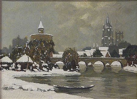 Blick über einen Fluß auf eine winterlich verschneite Stadt mit Kirche und Festung vor der Bogenbrücke über den Fluß.