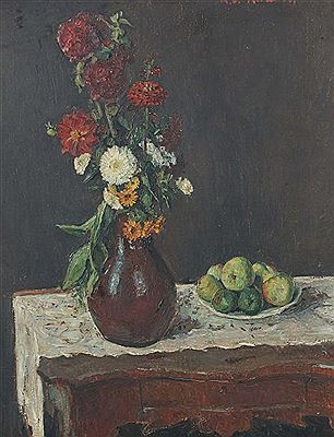 "Stilleben", herbstlicher Blumenstrauß mit Dahlien in einer Vase, neben einer Schale mit Äpfeln und weißem Tuch auf einer Konsole arrangiert, vor dunklem Hintergrund